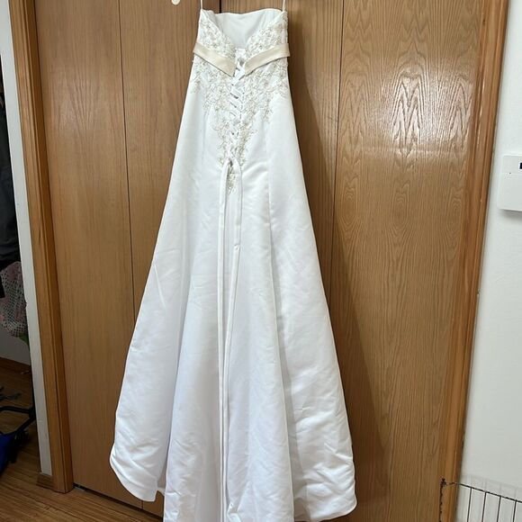 DAVID'S BRIDAL COLLECTION
lace wedding dress with beaded metallic lace - Picture 14 of 16